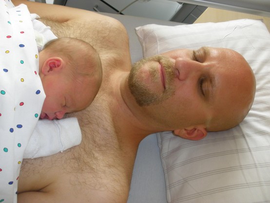 Das Bild zeigt einen Mann und ein Baby, die beide friedlich schlafen. Der Mann liegt auf einem Bett mit einem weißen Kissen und hat einen Bart und einen glatten Schädel. Er trägt keine Kleidung und hat einen leicht rasierten Oberkörper. Das Baby, das in einem polka-dotted Babytuch gehüllt ist, liegt an seiner Brust und schläft tief. Der Raum wirkt wie ein Krankenhaus oder ein ähnlicher medizinischer Bereich, was durch die sterile Umgebung und die Anwesenheit eines Bettes und eines Kissen deutlich wird.

Bereitgestellt von @altbot, privat und lokal generiert mit Ovis2-8B

🌱 Energieverbrauch: 0.157 Wh